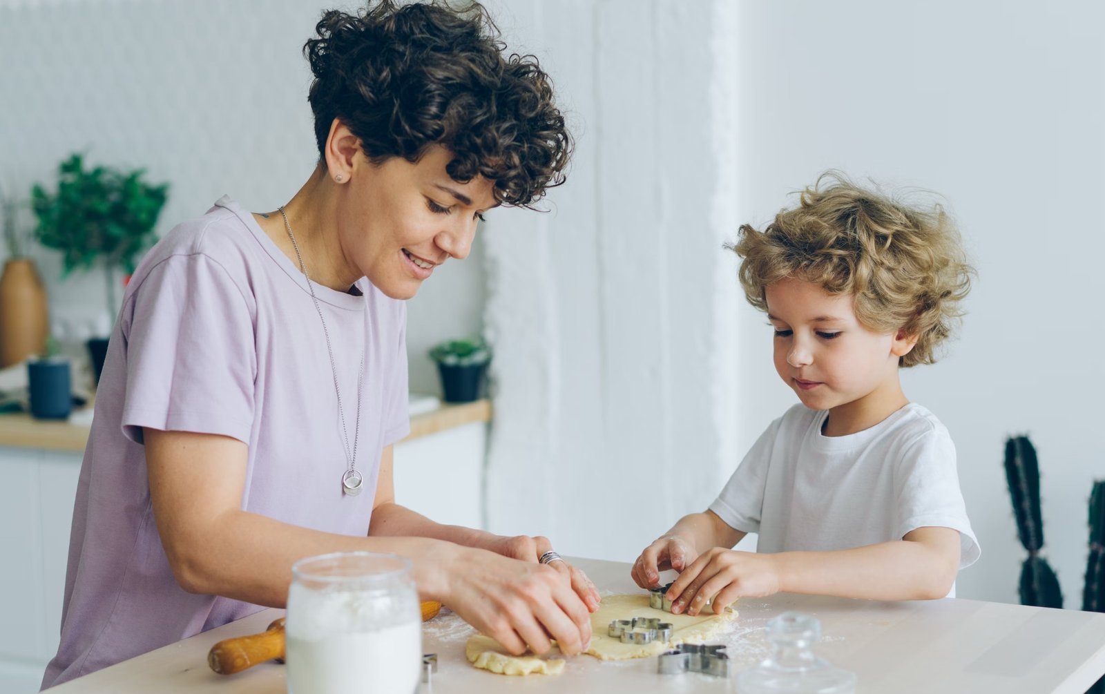 kind helpt in keuken